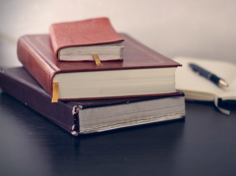 3 książki ułożone jedna na drugiej