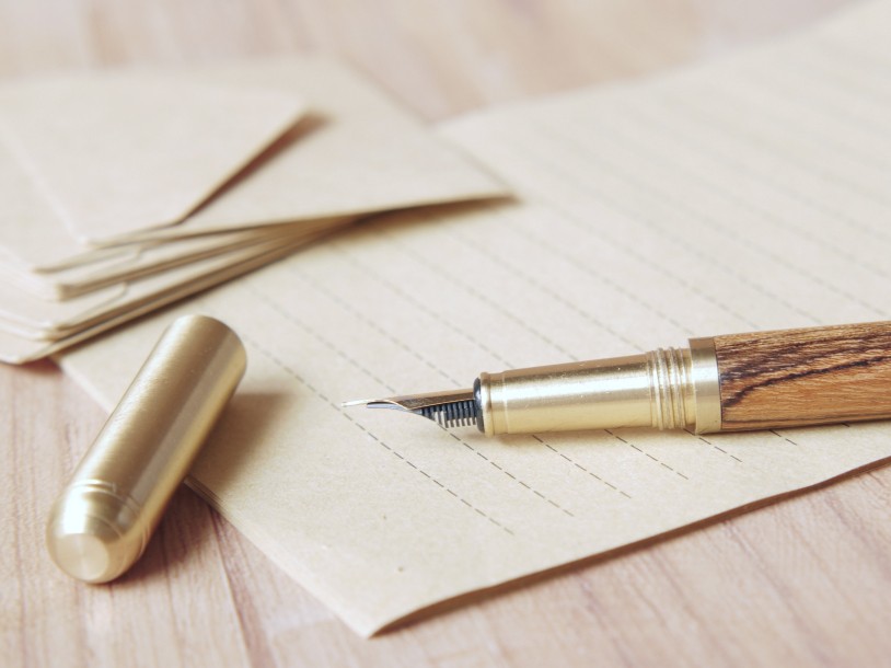 Pióro leżące na kartce papieru
